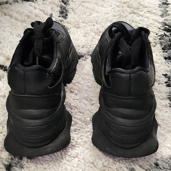 Shoes - Picture 2 of 6